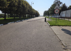 У дома Асеева снова сломали шлагбаум