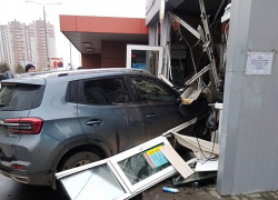 На севере Тамбова водитель «Черри» сбил девушку на остановке