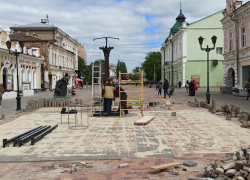 В Тамбове обновляют плитку у «Тамбовской казначейши»