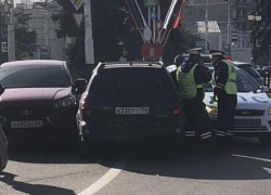 Понты на "Понтиаке". Пьяный водитель проехал по скверу Петрова и врезался в машину ГИБДД