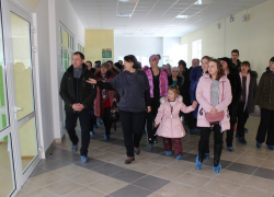 По коридорам новой школы в Рассказове прошли родители будущих первоклассников 