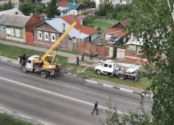 Во время ремонта электрических сетей на юге Тамбова столб рухнул на автомобиль энергетиков