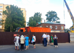 Проблемную стройку на Андреевской власти пообещали приостановить