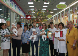 Тамбовчанам, у которых родилась тройня, вручили денежный сертификат 