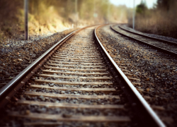 В поселке Строитель поезд сбил девушку, которая шла вдоль путей