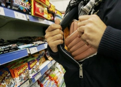 В тамбовском магазине украли алкоголь и продукты питания