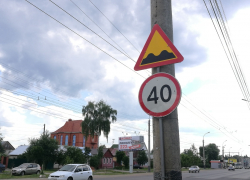 Здесь подпрыгивают даже автобусы: асфальтовая «ступенька» на Астраханке «напрягает» автомобилистов 