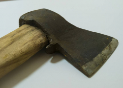 Житель Первомайского района угрожал убить топором свою несовершеннолетнюю дочь