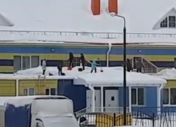В Тамбове воспитатели и няни детского сада без страховки убирали снег с крыши
