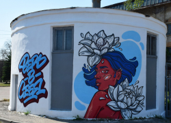 На улицах Тамбова появились граффити в цветах российского флага