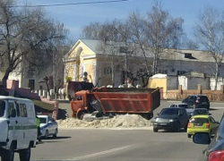 КамАЗ смял легковушку и засыпал песком 