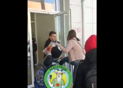 У дверей мичуринской школы охранник подрался с женщиной