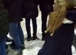 Тамбовчане обсуждают видео, где девочка извиняется перед толпой подростков, встав на колени