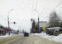 На бульваре Энтузиастов установили новый светофор, но заработает он весной 