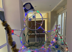 В центре Тамбова появился новогодний ЭкоСнеговик для сбора пластиковой тары