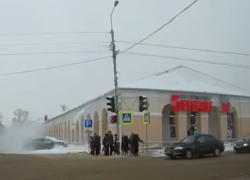 Очевидцы сняли на видео сход снежной лавины с крыши супермаркета в Моршанске
