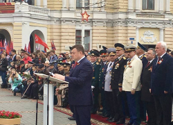 Губернатор поздравил ветеранов и участников парада с Днем Победы