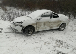 Под Моршанском автомобиль из-за снегопада вылетел с трассы: пострадал подросток, водитель погиб