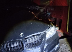 В Знаменском округе BMW врезался в локомотив