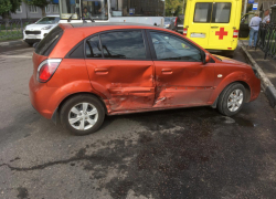 В Тамбове при столкновении «Kia Rio» и «Lada Granta» пострадала женщина