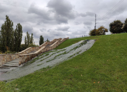 Очередной прорыв: на площади Музыки канализационные стоки водопадом стекают в Цну