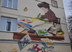 Очередной яркий мурал появился на фасаде здания в Тамбове