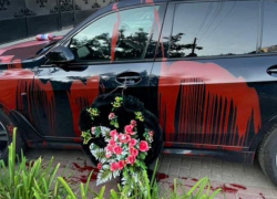 Неизвестные облили краской автомобиль депутата Жалнина и поставили рядом с ним похоронный венок