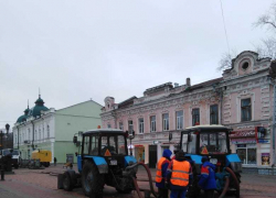 На улице Коммунальной вышел из строя канализационный колодец