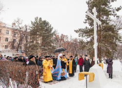 На Первомайской площади освятили поклонный крест и планируют восстановить Варваринскую церковь 