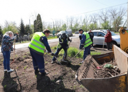 Работники «ТСК» и «ТОСК» убрали мусор на территории Полынковского кладбища