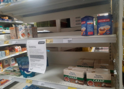 Тамбовчане жалуются на дефицит сахара на полках магазинов