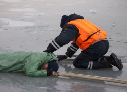 Толщина льда на водоемах области позволяет выходить на зимнюю рыбалку, но все еще требует предельной осторожности