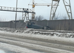 Гололед собирает дань: KIA Cee'd кувыркнулся в кювет у Покрово-Пригородного