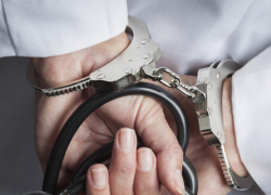 В Тамбове осудили на 3 года врача-онколога за взятку