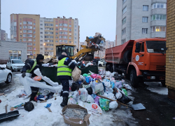 В Тамбове убирают образовавшиеся из-за обильного снегопада мусорные завалы
