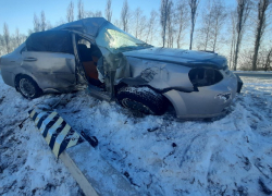Девушка на «Шевроле» снесла дорожный знак и световую опору в Тамбовском районе