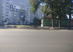 Потоки канализации выливаются из колодца на углу Мичуринской и Рабочей