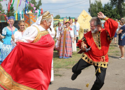 Глава Мичуринского района нарядилась в русский сарафан 