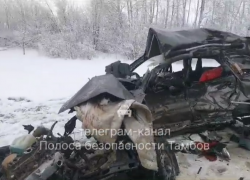 «Ладу Гранта» сплющило на дороге «Орёл-Тамбов» после ДТП с грузовиком: два человека погибло
