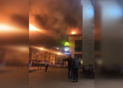 Ночью в Тамбове в ТРЦ «Рио» загорелось кафе на крыше
