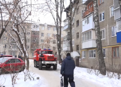 Крыша в доме на Володарского продолжает дымиться 