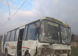 В Тамбовской области пассажирский автобус врезался в трактор