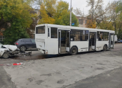 В Тамбове «Приора» протаранила стоящий на остановке автобус