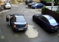 В Тамбове дед похитил столб, помешавший проезду его «Ниссана» во дворе дома