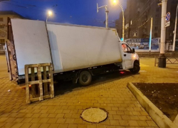 В центре Тамбова «ГАЗель» провалилась в люк на тротуаре 