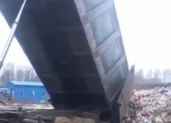 Коммунальная техника тонет в грязи мусорного полигона в Рассказовском районе