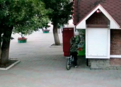 В городском Парке культуры Тамбова объявился пожилой похититель лампочек уличного освещения