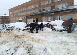 В Котовске упавшим козырьком у входа в больницу убило пенсионера