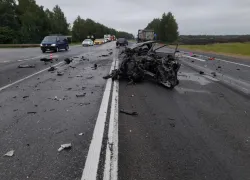 Водитель «ВАЗа» чудом выжил после столкновения с двумя грузовиками в Первомайском районе 