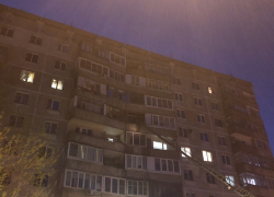В девятиэтажке на Энгельса полыхает балкон